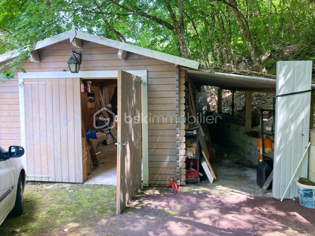 Chalet récent en bois au bord de la rivière sur un terrain plat de 5 460 m² – 3 pièces – 2 chambres – 70 m²