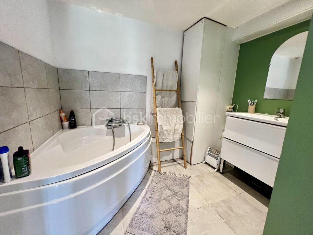 Charmant bâtiment rénové au cœur de Mouroux avec terrains à bâtir divisible – 10 pièces – NR chambres – 220 m²