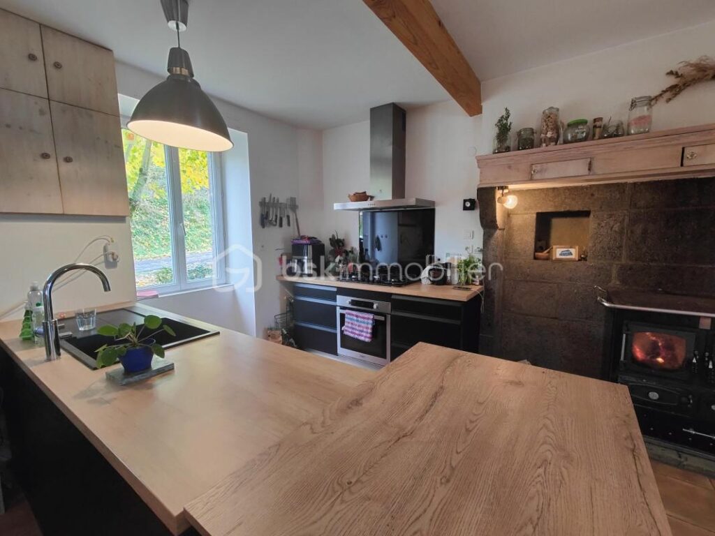 🏡 Maison de charme en pierre – 7 pièces – Vue exceptionnelle sur le Puy-de-Dôme – 7 pièces – 5 chambres – 150 m²