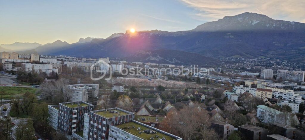 T4/ T3 – 17ème Etage – Vue Montagnes et Grenoble – Matériaux Nobles – 4 pièces – 2 chambres – 104 m²