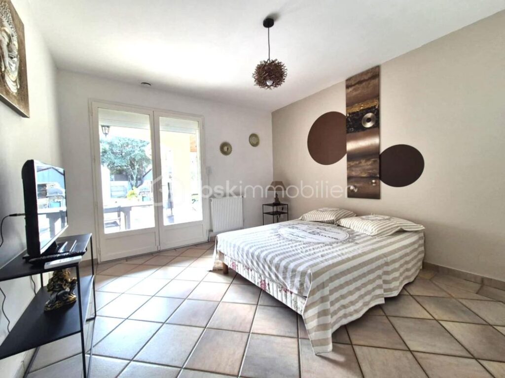 Propriété rare :Villa avec piscine et 3 dépendances locatives – Un placement idéal – 9 pièces – 7 chambres – 190 m²