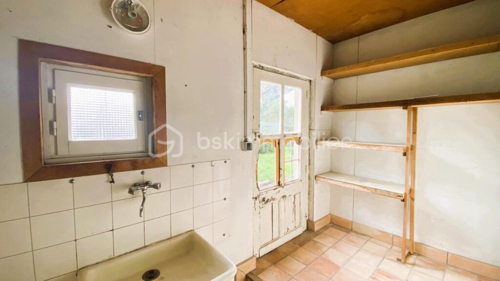 Maison 110m², 2 chambres , mezzanine, jardin 500m², dépendances – 5 pièces – 2 chambres – 112 m²