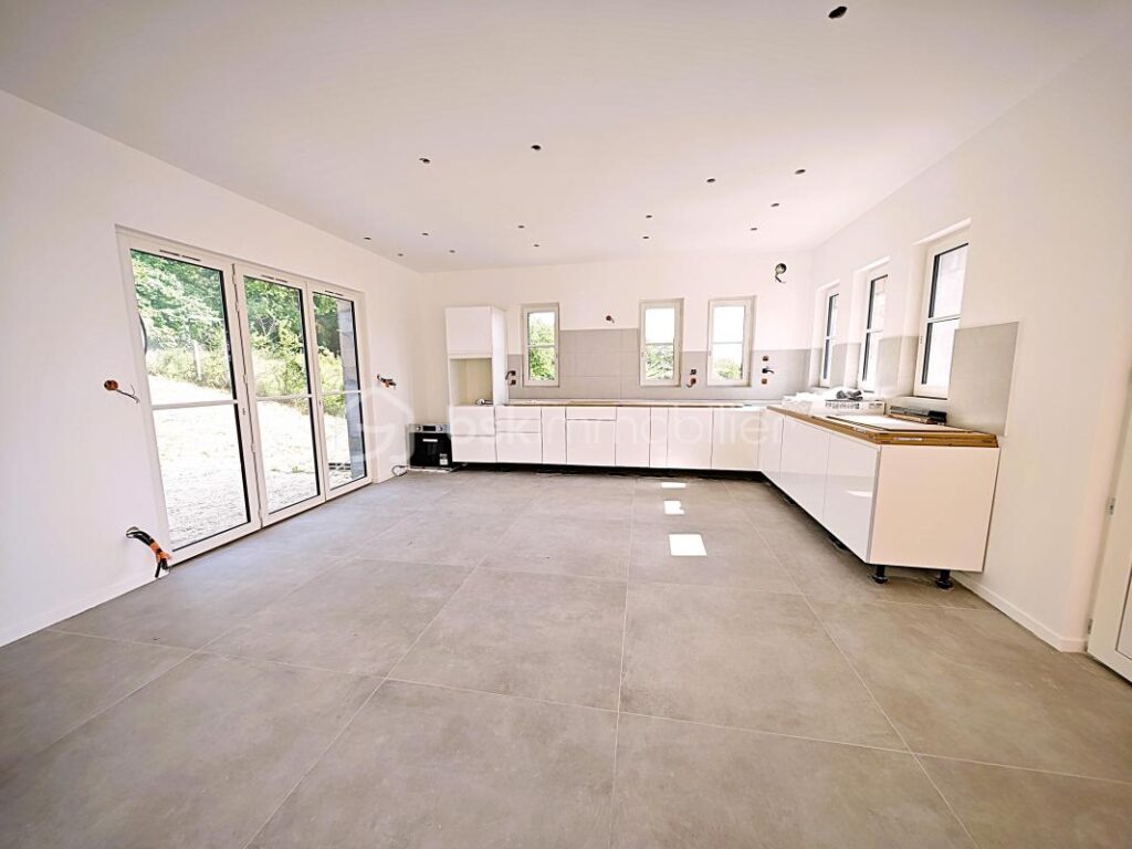 Maison exceptionnelle vue panoramique, d’une superficie de 144 m², sur sous-sol de 56 m² édifié sur terrain de 410 m² arboré et paysagé, RT 2020, 4 chambres, une salle d’eau, une salle de bain, 2 wc séparés – 6 pièces – 4 chambres – 144 m²