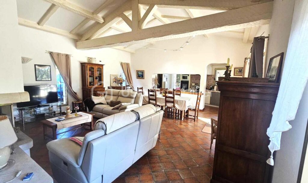 A Les Arcs (Var) – Maison traditionnelle de charme de 130 m² sur 2400 m² de terrain – Quartier résidentiel prisé – dépendance – piscine – Garage – 5 pièces – 3 chambres – 130 m²