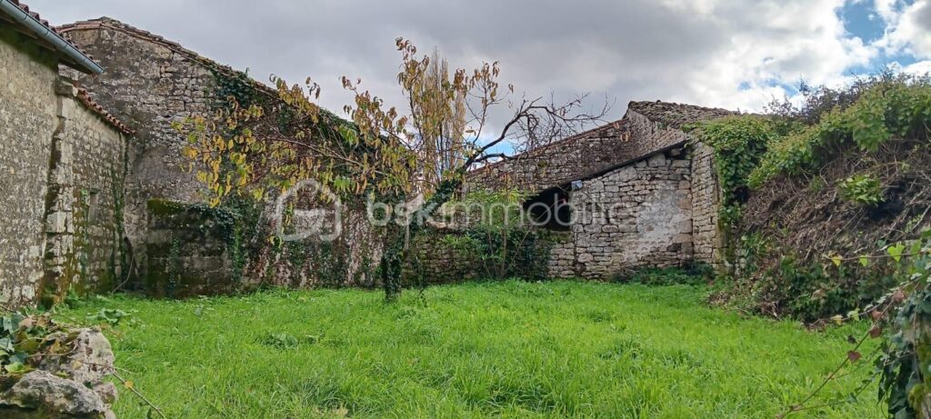 Découvrez le charme d’une ferme rénovée à Melle – 5 pièces – 2 chambres – 141 m²