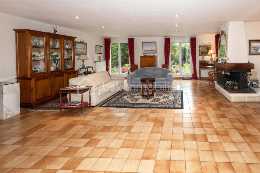 Maison de plain-pied – 151 m² – Jardin arboré d’environ 800 m² – 5 pièces – 3 chambres – 151 m²