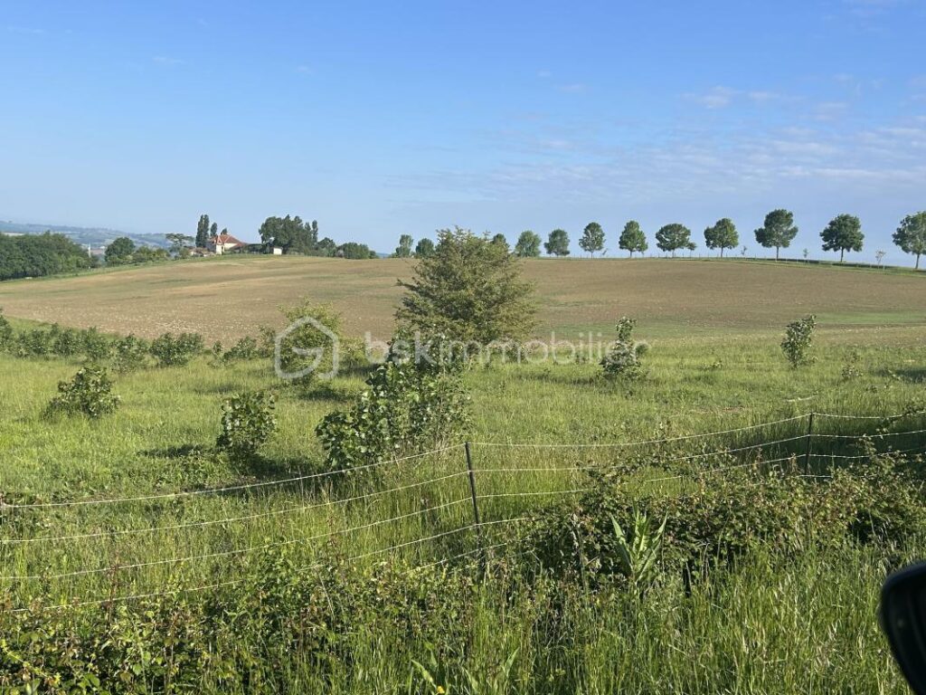 MAGNIFIQUE PROPRIETE EN PIERRES – VUE – CALME – GITES – DEPENDANCES – SOURCE – ETANG – NR pièces – NR chambres – 885 m²