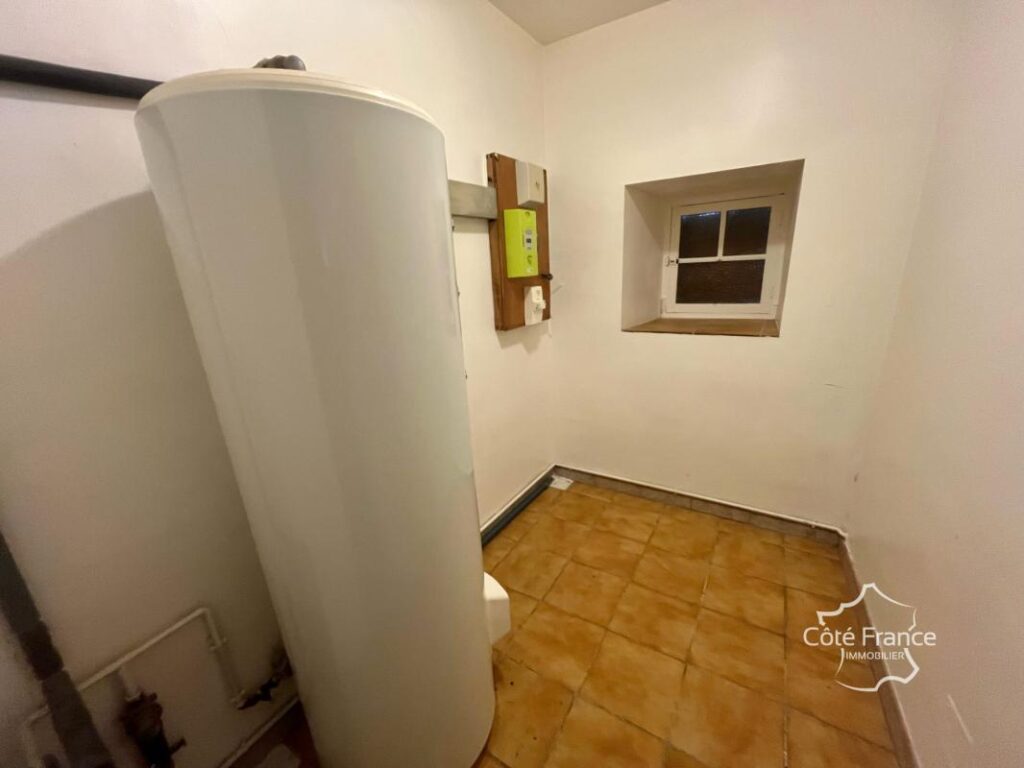 Charmante longère de 160 m2 habitables avec dépendances et j – 6 pièces – 4 chambres – 160 m²