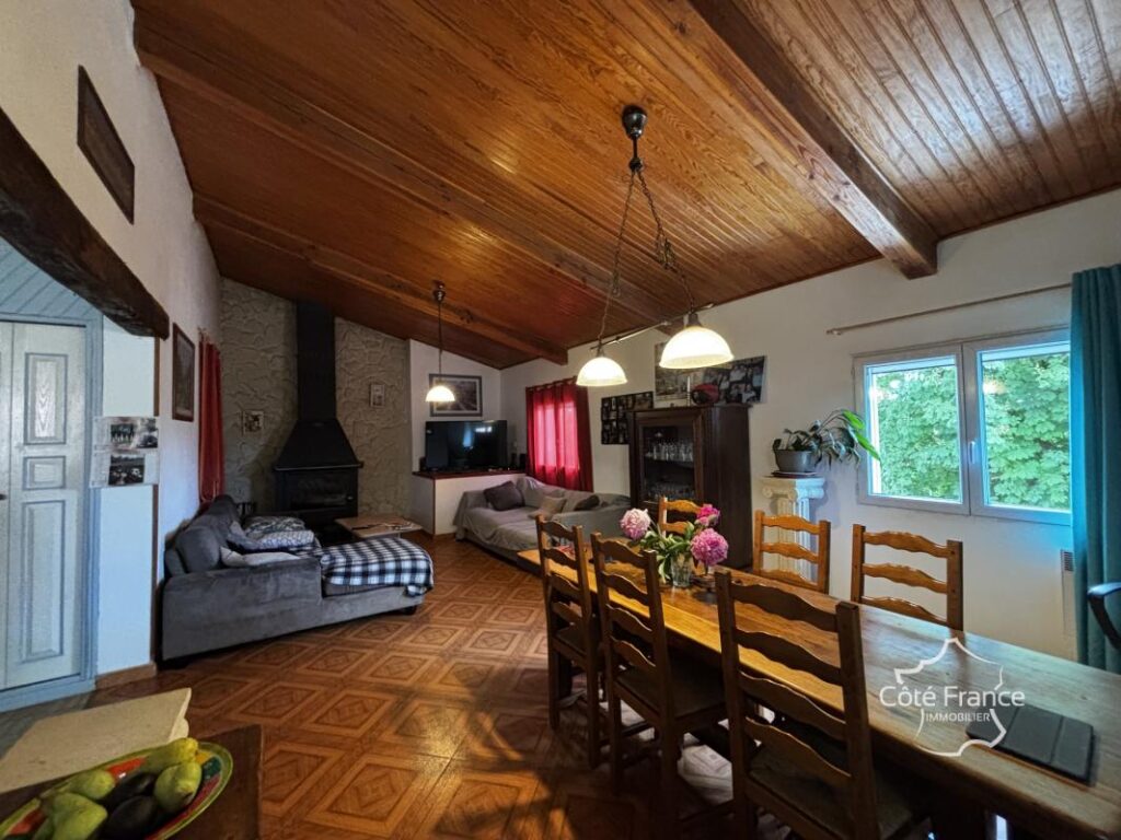 Corps de ferme avec maison d’habitation, plusieurs grandes d – 6 pièces – 3 chambres – 98 m²