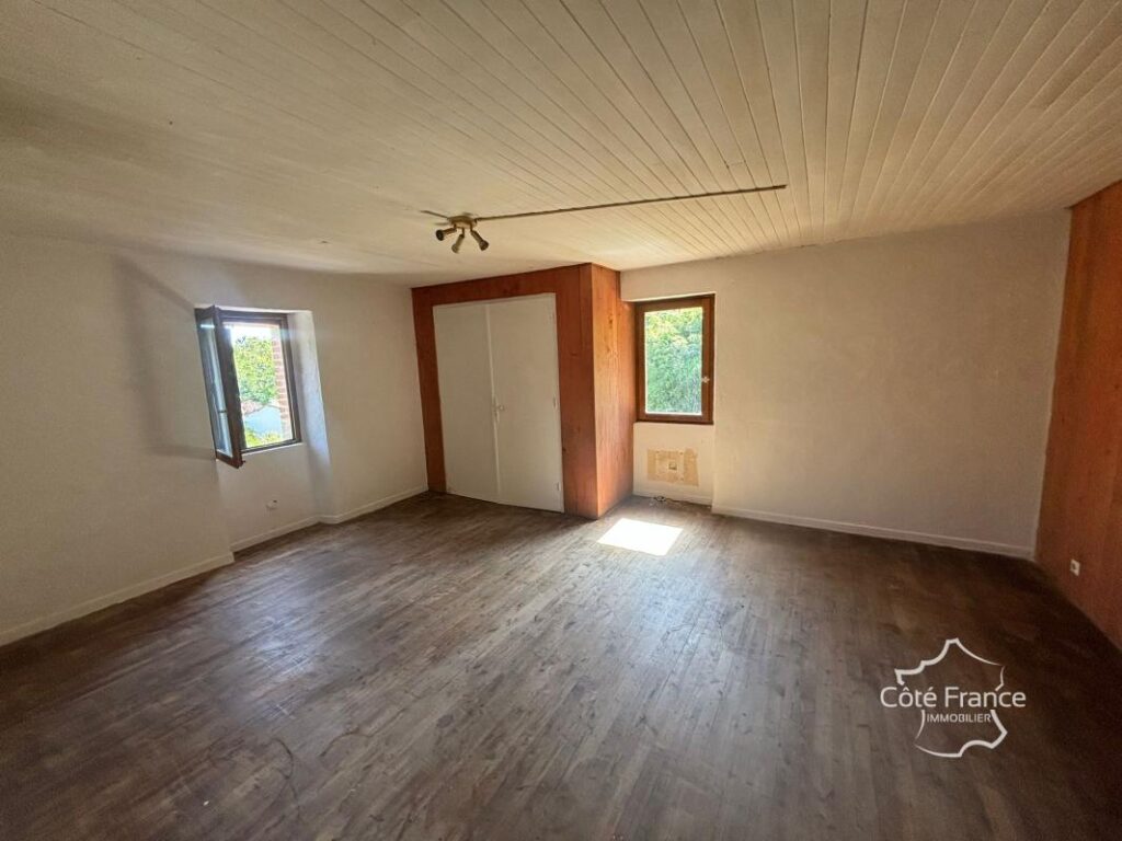 Très charmante maison Auvergnate à rénover, avec beau jardin – 5 pièces – 3 chambres – 75 m²