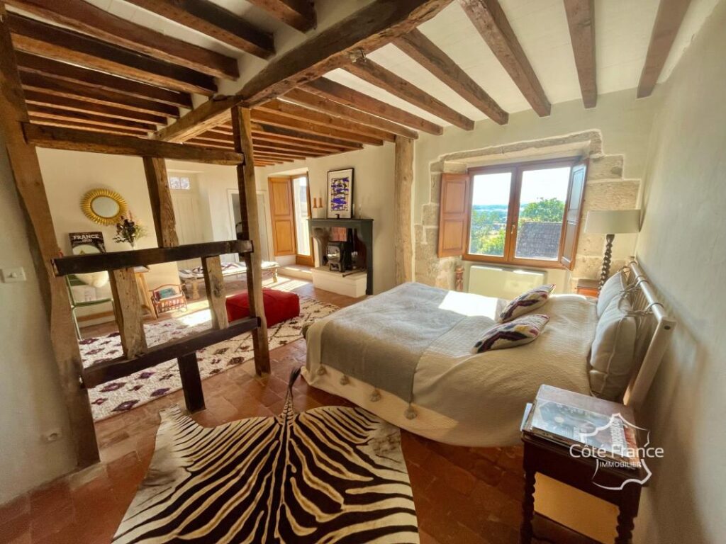 Demeure médiévale de charme avec vues imprenables au coeur de – 4 pièces – 2 chambres – 127 m²