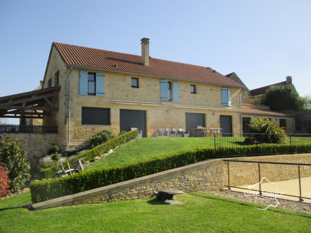 DORDOGNE-SARLAT LA CANEDA: ENSEMBLE IMMOBILIER DE GITES – NR pièces – 15 chambres – 720 m²