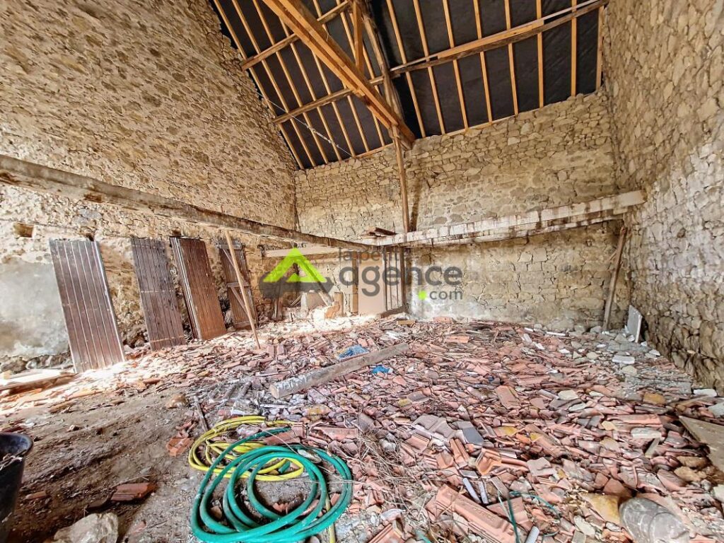 Grange de 200 m2 – AHUN – 2 pièces – 1 chambre – 200 m²