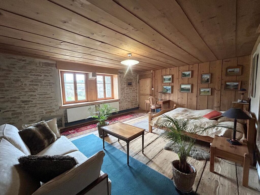 ANCIEN CORPS DE FERME RENOVE 8 PIECES 222 m² SUR TERRAIN DE 46 ARES 390000 EUROS – 8 pièces – 3 chambres – 222 m²