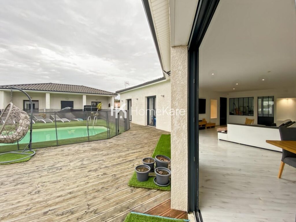 VILLA AVEC VUE, PISCINE, DEPENDANCE ET GRAND GARAGE – 8 pièces – 6 chambres – 275 m²