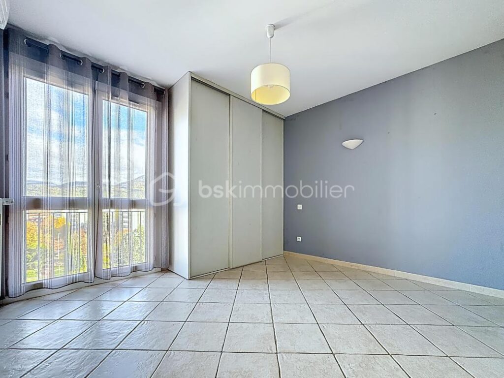 T4 101 m² ÉTAGE ÉLEVÉ – VUE MASSIFS – 2 BALCONS – GARAGE 20 m² – GRENOBLE 38100 – 5 pièces – 3 chambres – 101 m²