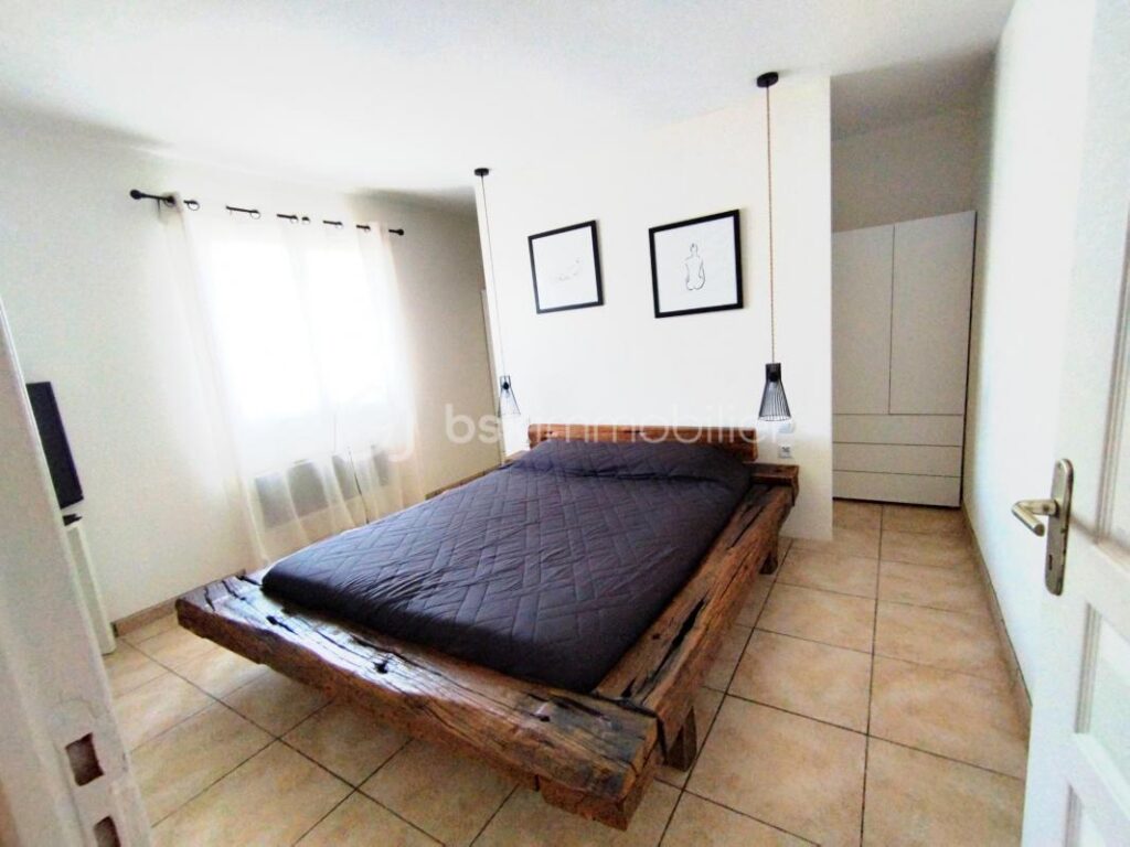 Villa avec un appartement sur 2000 m² de terrain – 8 pièces – 4 chambres – 219 m²