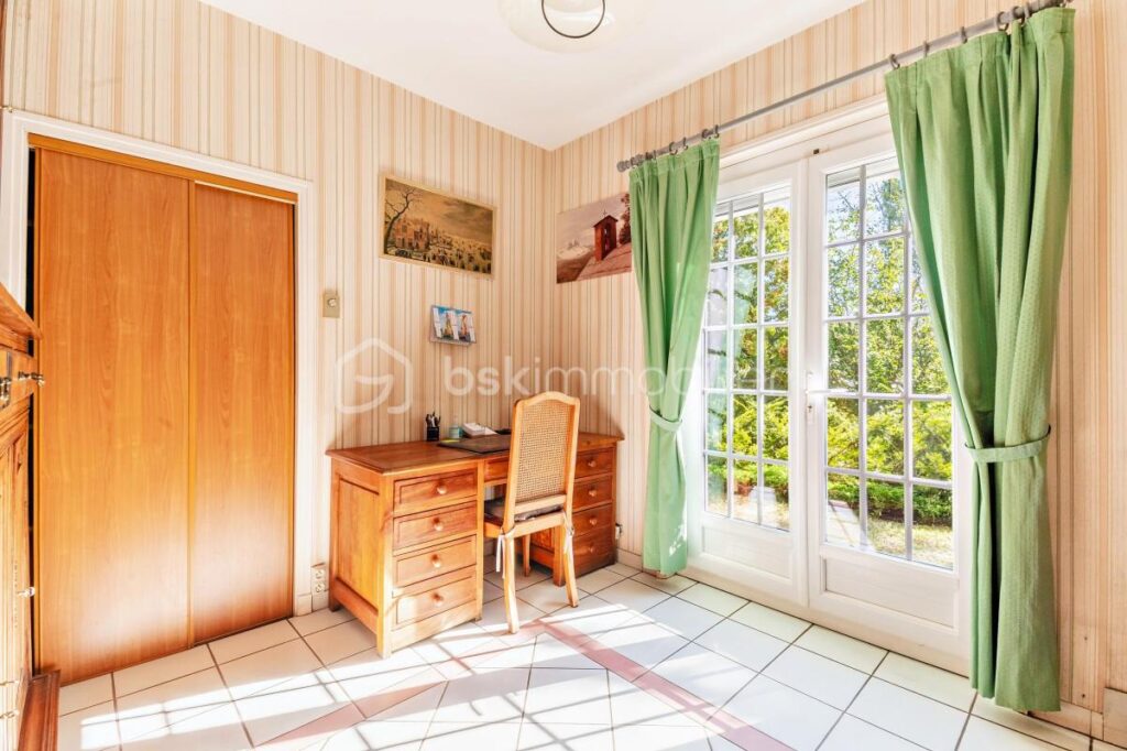 Maison d’exception sur parcelle d’environ 4 300 m² piscinable & constructible – 8 pièces – 7 chambres – 205 m²