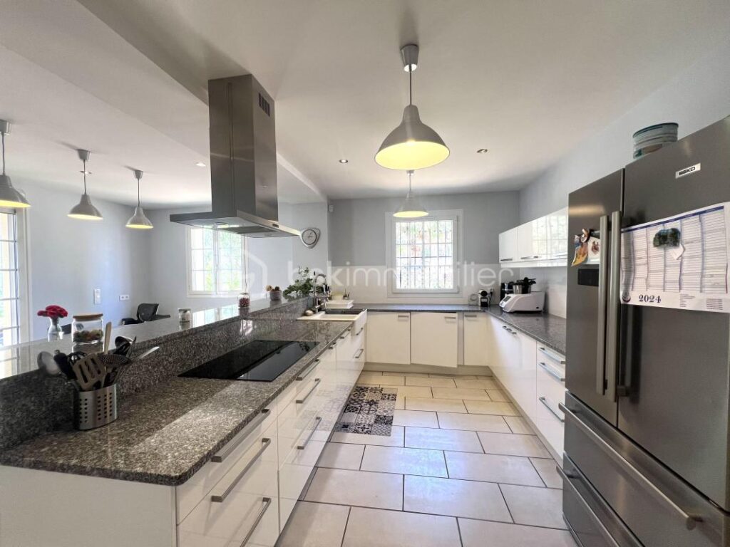 Maison 280m2 à Poussan – 7 pièces – 6 chambres – 280 m²