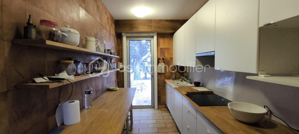 Magnifique maison sur une grande parcelle avec une dépendance et un garage , au bord de la plage de l’étang de Berre , sur Saint-Chamas – 4 pièces – 3 chambres – 127 m²