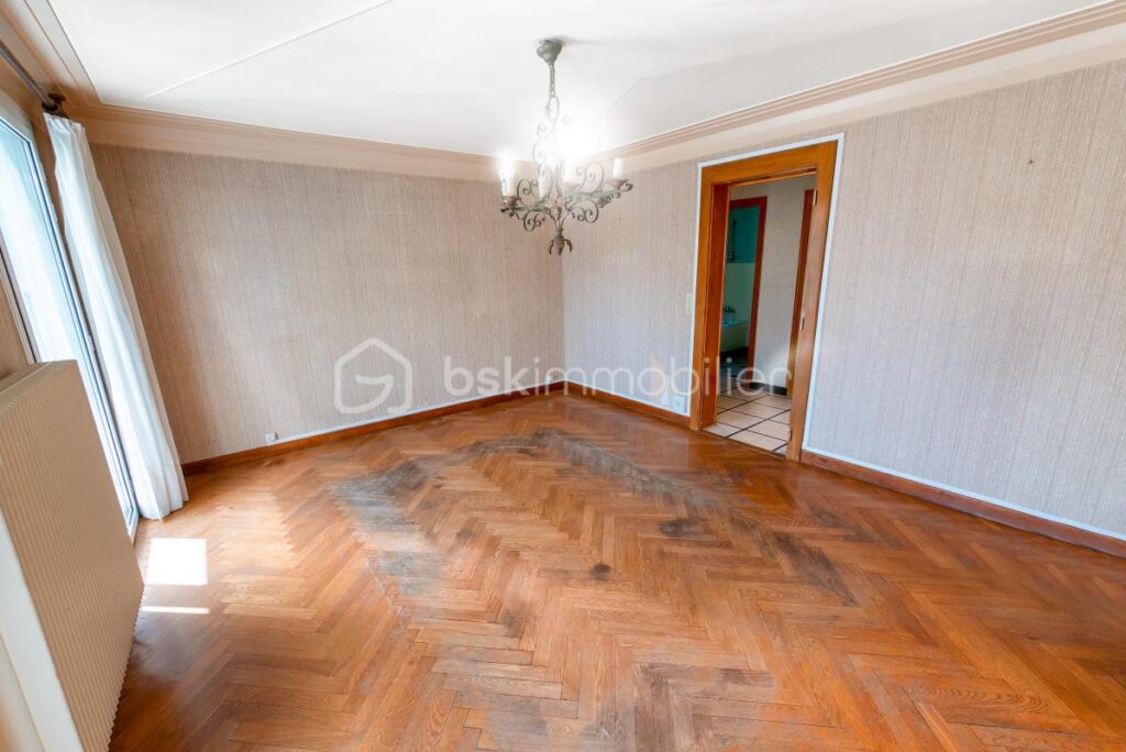 74300 – MAGLAND – GRANDE MAISON DE VILLAGE – PROJET DE RÉNOVATION – SITUATION AU CALME ET ENSOLEILLÉE – 3 NIVEAUX, 270M² DE SURFACE TOTALE POUR 170M² HABITABLES – 8 pièces – 4 chambres – 170 m²