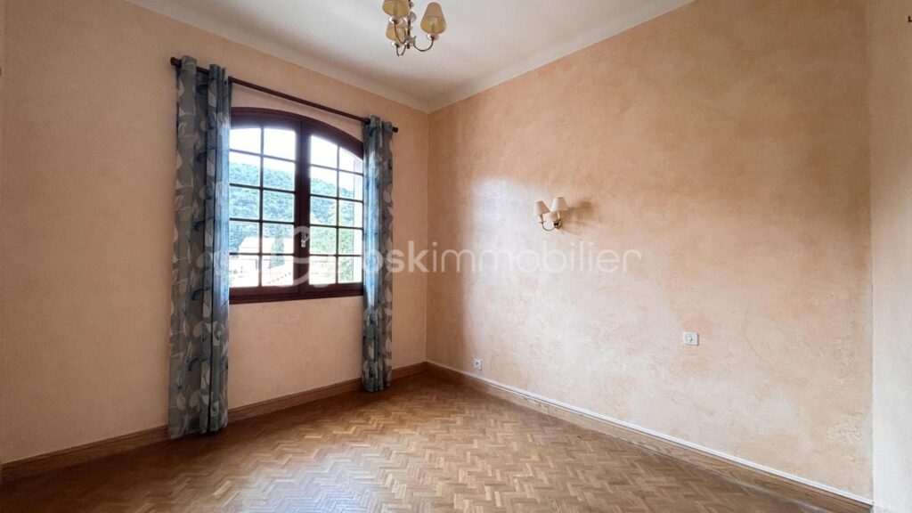 VILLA 188 m² Prades – 8 pièces – 5 chambres – 188 m²