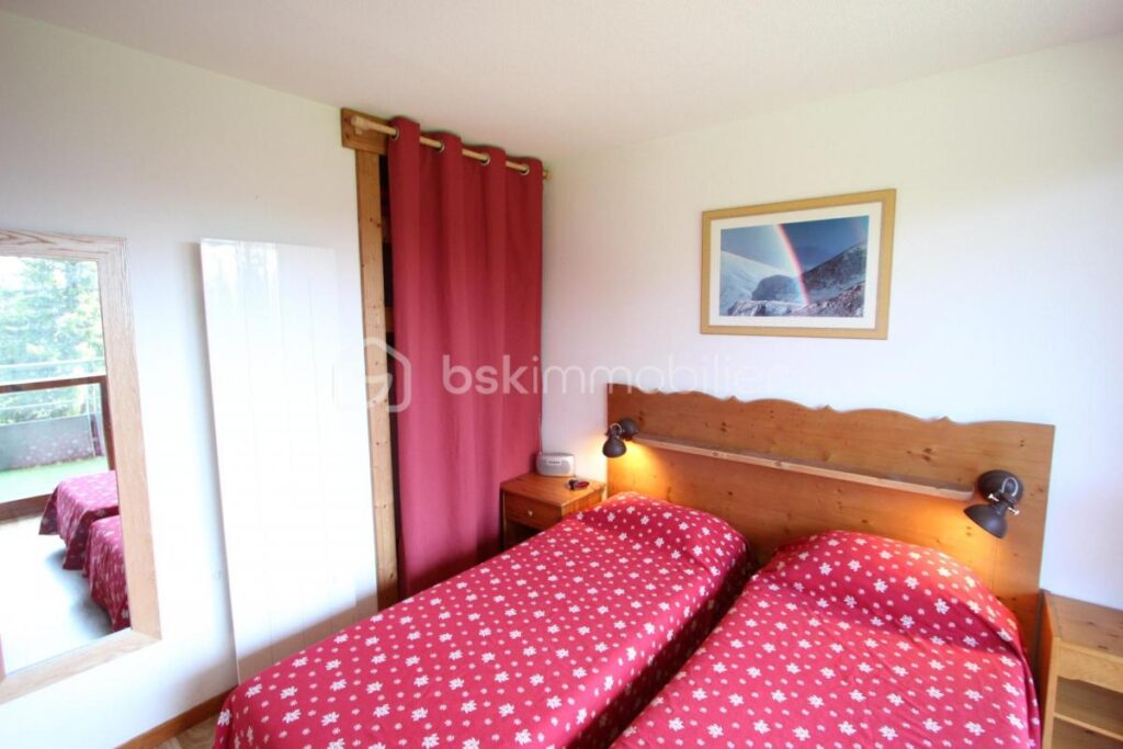 APPARTEMENT T2 SITUÉ NIVEAU 2 COMPRENANT ENTRÉE AVEC COIN MONTAGNE, SÉJOUR AVEC KITCHENETTE, UNE CHAMBRE, SALLE DE BAINS, WC, BALCON ET UN CASIER À SKIS – 2 pièces – 1 chambre – 37 m²