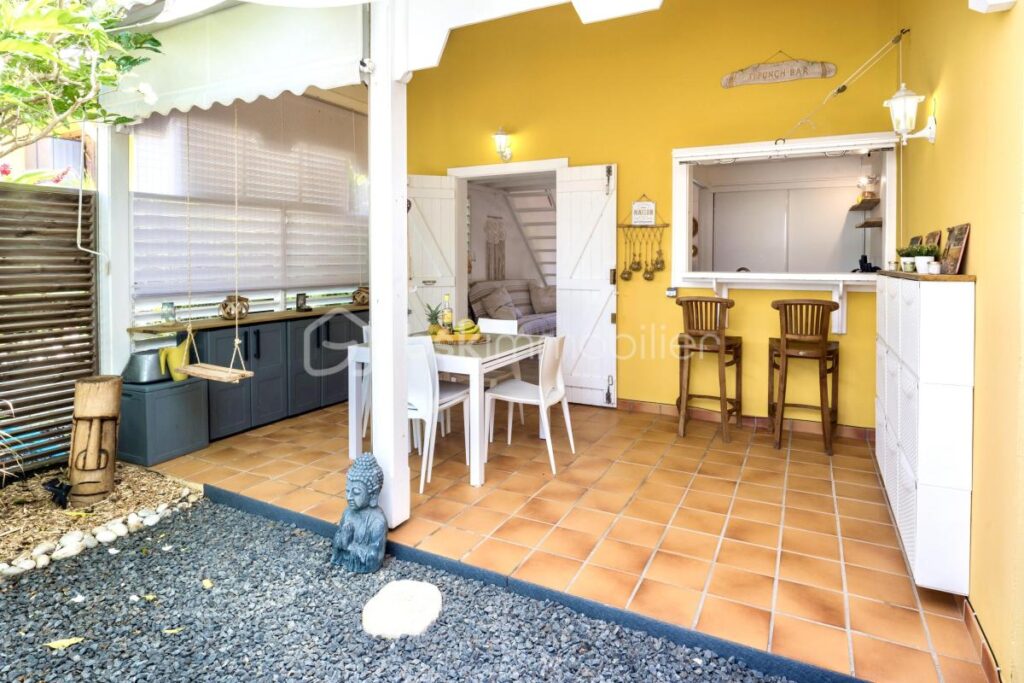 Jolie maison mitoyenne dans petite copropriété avec piscine – 2 pièces – 1 chambre – 33 m²