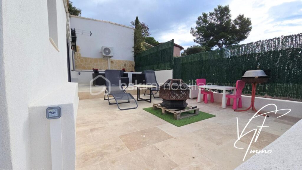 Castellet – Maison divisée en deux logements dans résidence sécurisée avec piscine – 5 pièces – 3 chambres – 92 m²