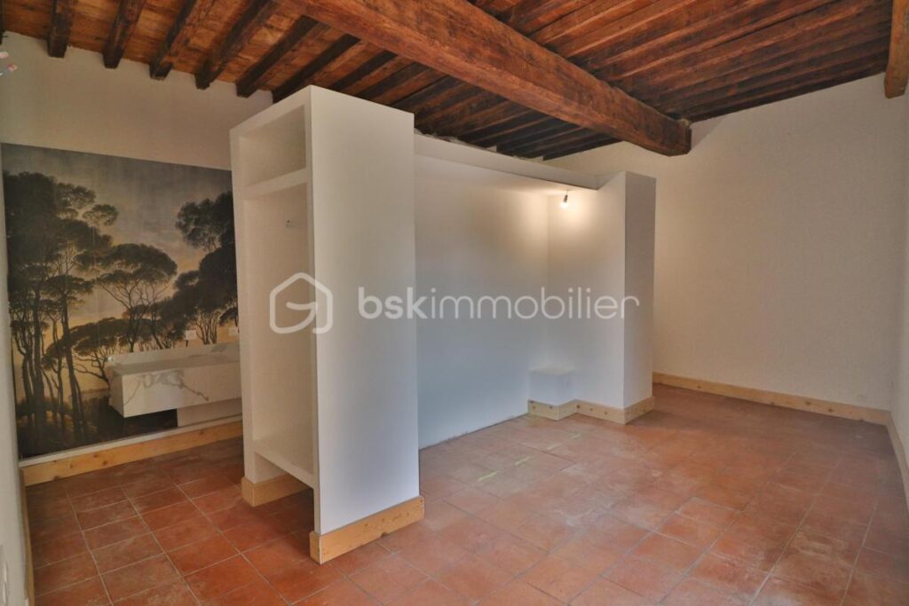 2 immeubles à rénover de 800m² avec cours, terrasse et balcon – NR pièces – NR chambres – 200 m²