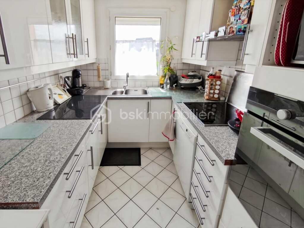 SUPERBE APPARTEMENT F4 DANS RESIDENCE DE STANDING AVEC ASCENSEUR A 8′ A PIEDS DE LA GARE + BOX VEHICULE – 4 pièces – 3 chambres – 72 m²