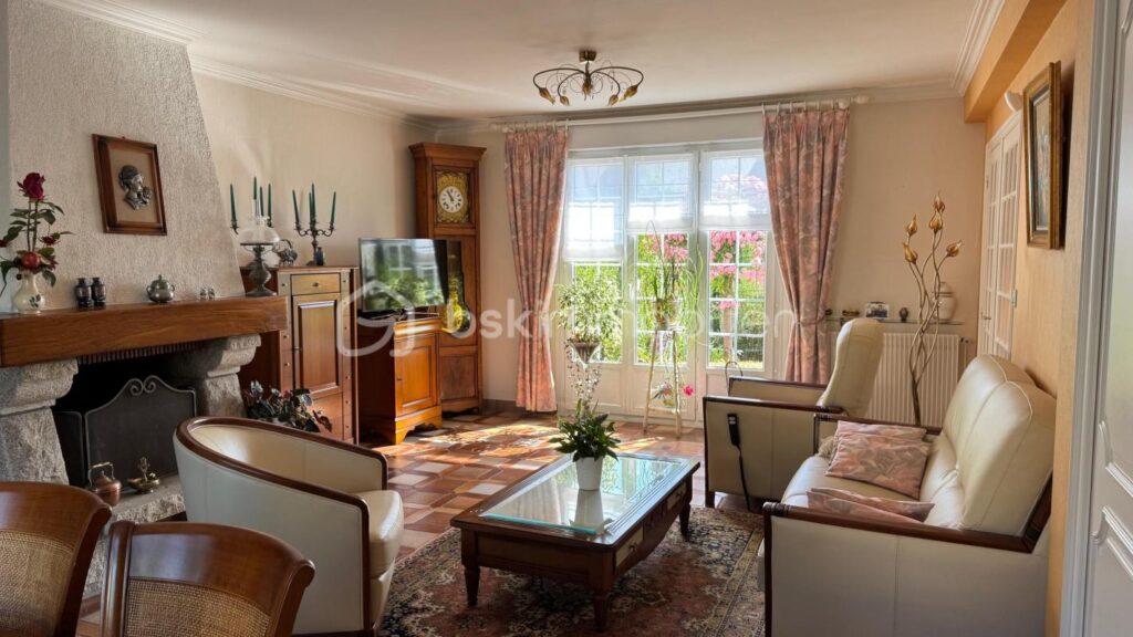 CHARMANTE MAISON TRADITIONNELLE – 8 PIÈCES – 5 CHAMBRES + 1 BUREAU – SOUS-SOL COMPLET – JARDIN CLOS ET ARBORÉ – 8 pièces – 6 chambres – 136 m²