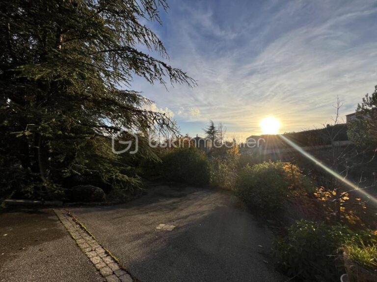 une maison de 145 m² à Saint-Étienne-les-Orgues – 4 pièces – 4 chambres – 143 m²