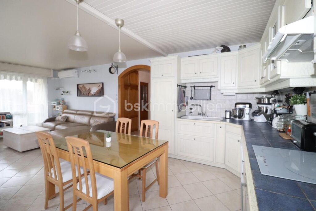 APPARTEMENT AGREABLE ET LUMINEUX ( 4 pièces 86m² ) avec 3 chambres et box – 4 pièces – 3 chambres – 86 m²