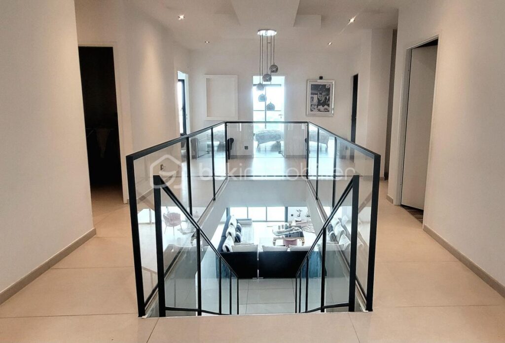 Splendide villa avec une vue imprenable – 10 pièces – 7 chambres – 310 m²