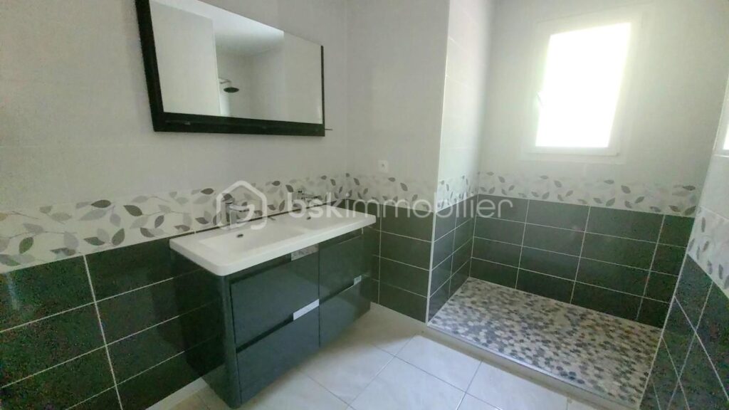 VILLA NEUVE PLAIN PIED, GRAND GARAGE ET VUE MAGNIFIQUE – 5 pièces – 3 chambres – 100 m²