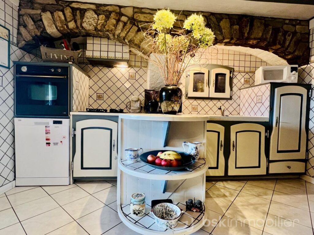 Maison avec vue superbe, grand sous-sol et vaste terrain – 12 pièces – 6 chambres – 185 m²