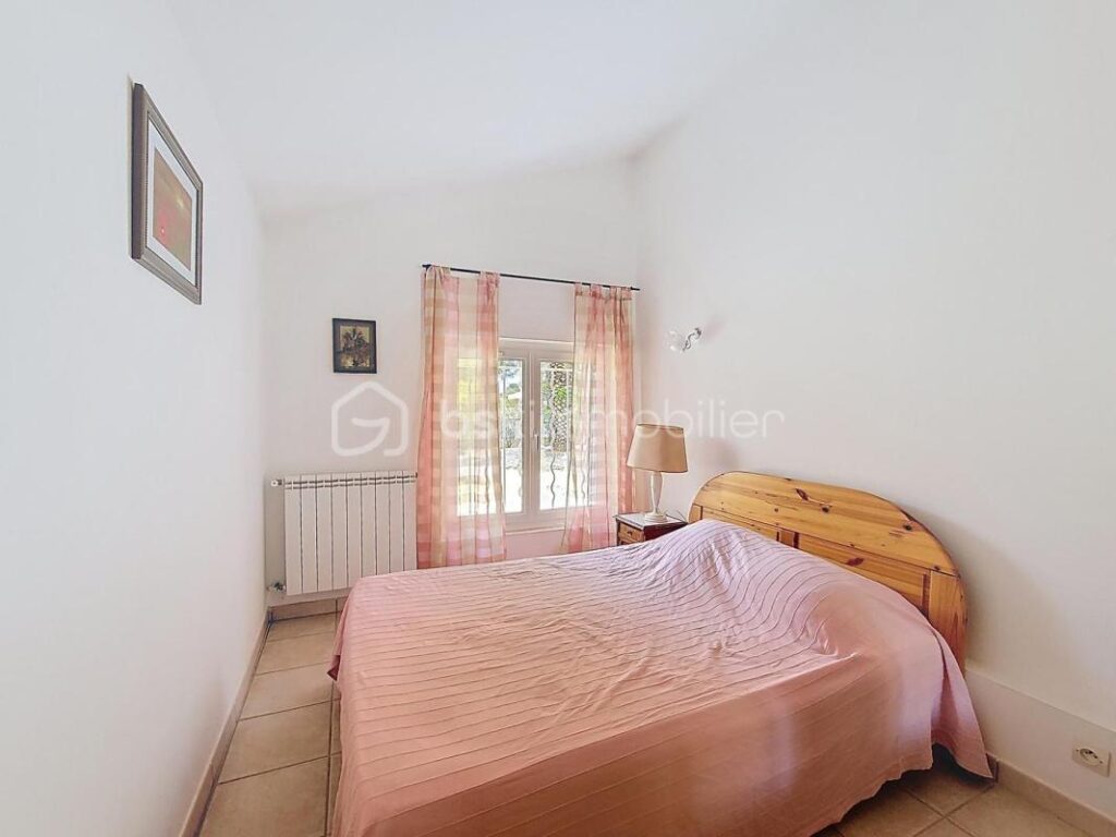 VILLA DE CARACTERE AVEC PISCINE – 7 pièces – 4 chambres – 158 m²