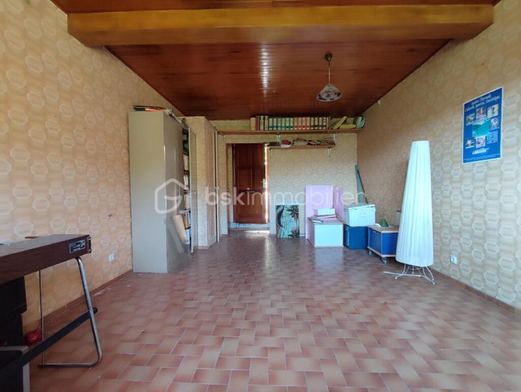 Parcelle constructible avec hangar et vue imprenable – 1 pièce – NR chambres – 180 m²