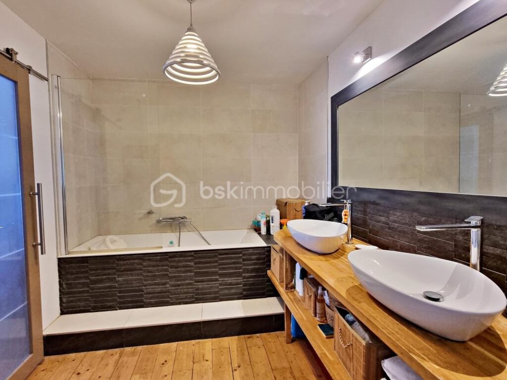 Corps de ferme rénové de 215 m² avec dépendances, grand terrain et piscine naturelle – 5 pièces – 3 chambres – 215 m²