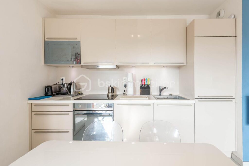 Appartement 2 pièces dernier étage avec balcon couvert de 11 m² sur vue dégagée – 2 pièces – 1 chambre – 44 m²