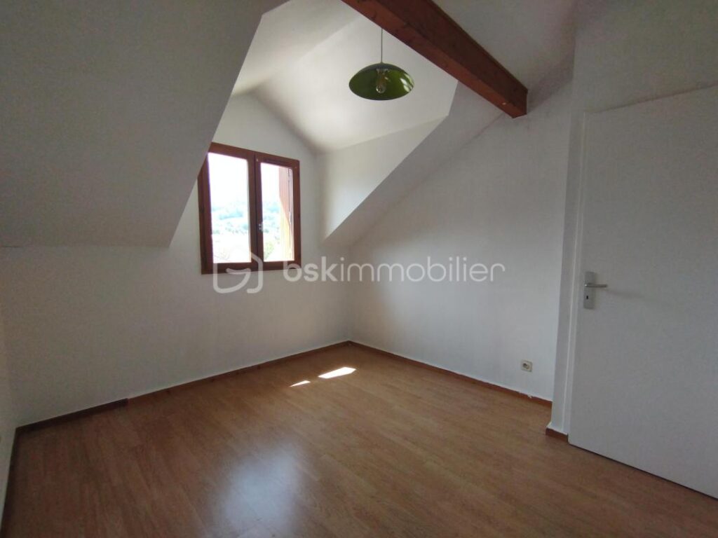 APPARTEMENT T4 EN DUPLEX – 5 pièces – 3 chambres – 76 m²
