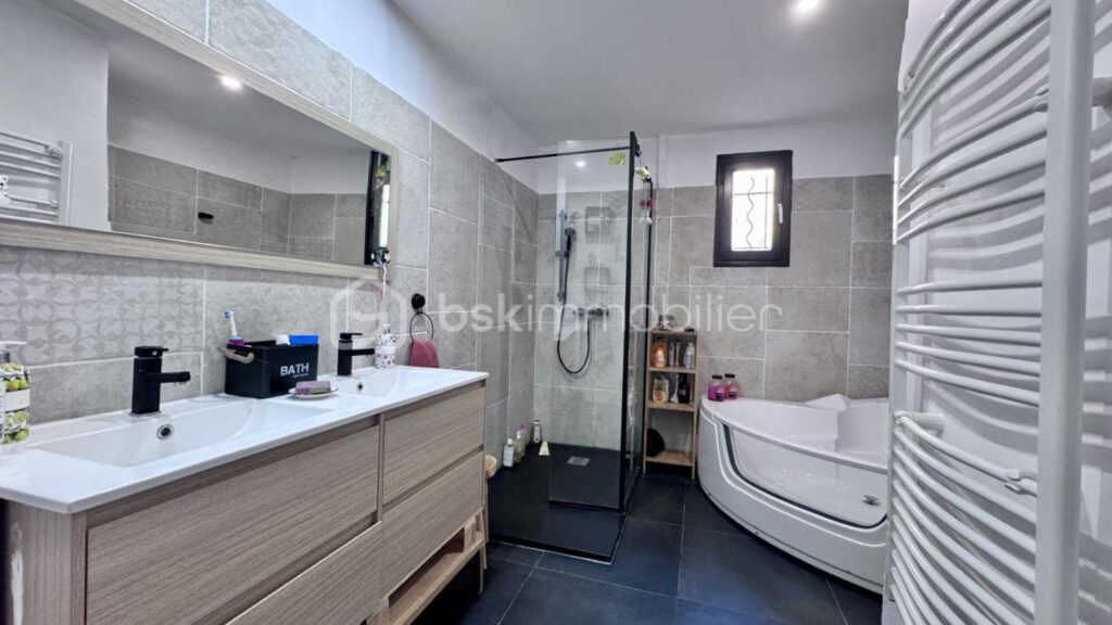 ACHAT Maison avec vue dégagée, 3 chambres + dépendance et grand terrain – Le Val – 6 pièces – 3 chambres – 97 m²