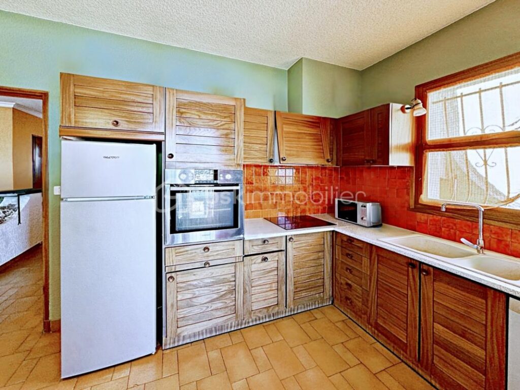 DPT VAR (83) – SIX-FOURS-LES-PLAGES – VILLA DE 130 m² SUR TERRAIN DE 683 m² – 6 pièces – 4 chambres – 130 m²