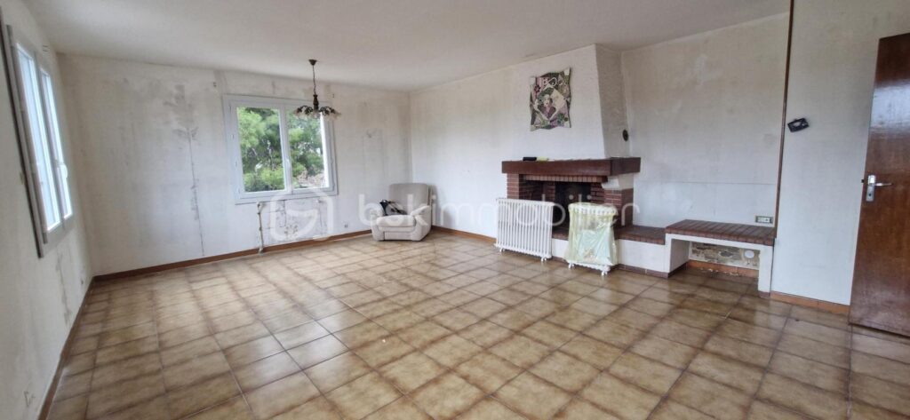 MAISON FAMILIALE AVEC VUE MER/ÉTANG, GARAGE ET SOUS-SOL AMÉNAGEABLE – LEUCATE VILLAGE – 4 pièces – 3 chambres – 110 m²