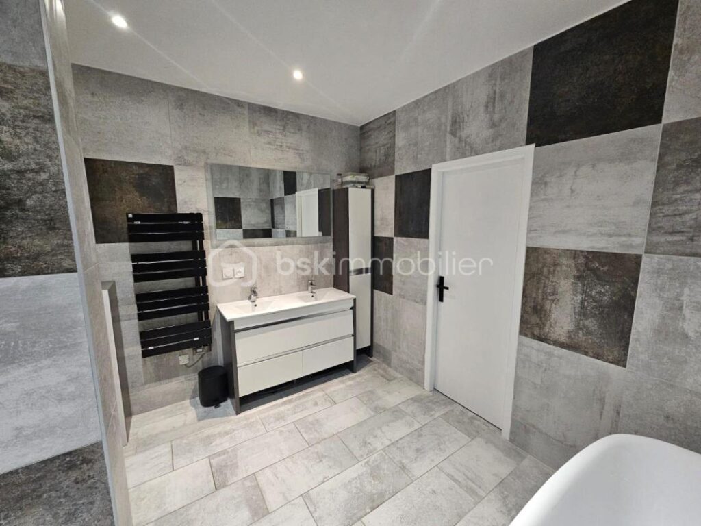 Appartement avec jardin et piscine privée – 3 pièces – 2 chambres – 85 m²