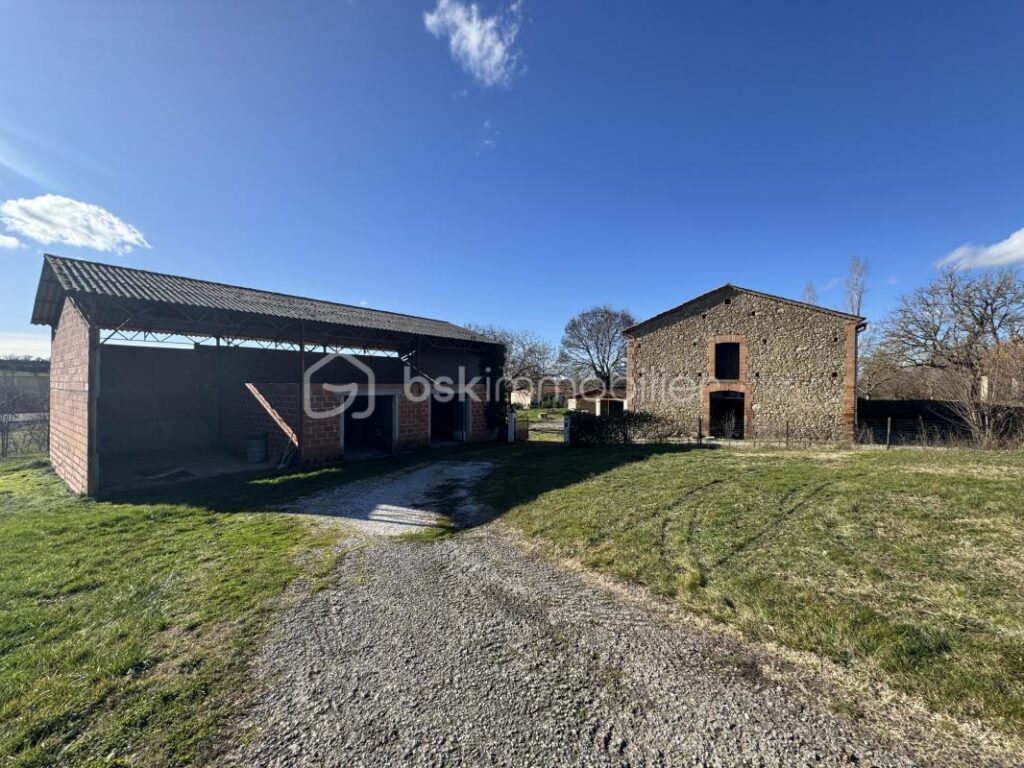 Ancienne ferme de 139m2 habitables – nombreuses dépendances – 4588m2 de terrain – 5 pièces – 3 chambres – 136 m²