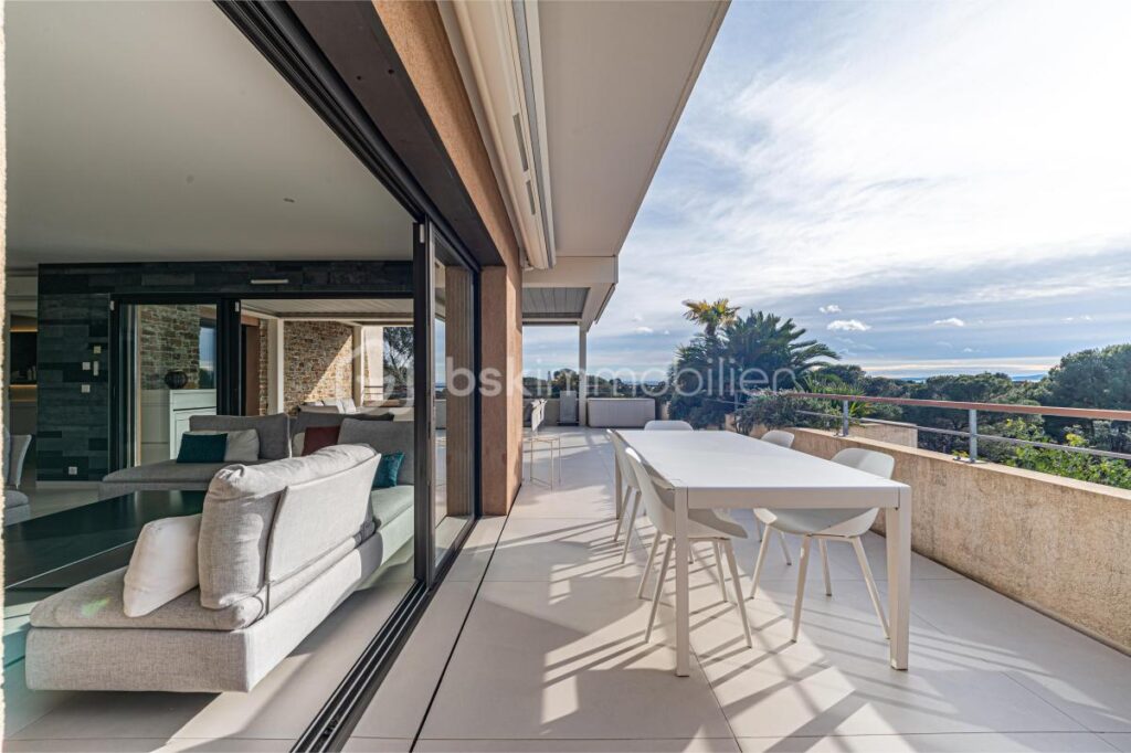 Magnifique T4 type Villa sur le toit / Vue mer / Terrasse + solarium 150 m² – 4 pièces – 3 chambres – 143 m²