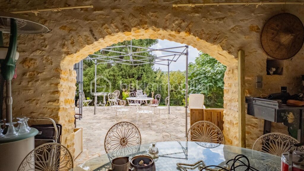 Magnifique longère de caractère avec beau terrain, véranda, annexes et grange sur la commune de Prémery – 6 pièces – 3 chambres – 171 m²