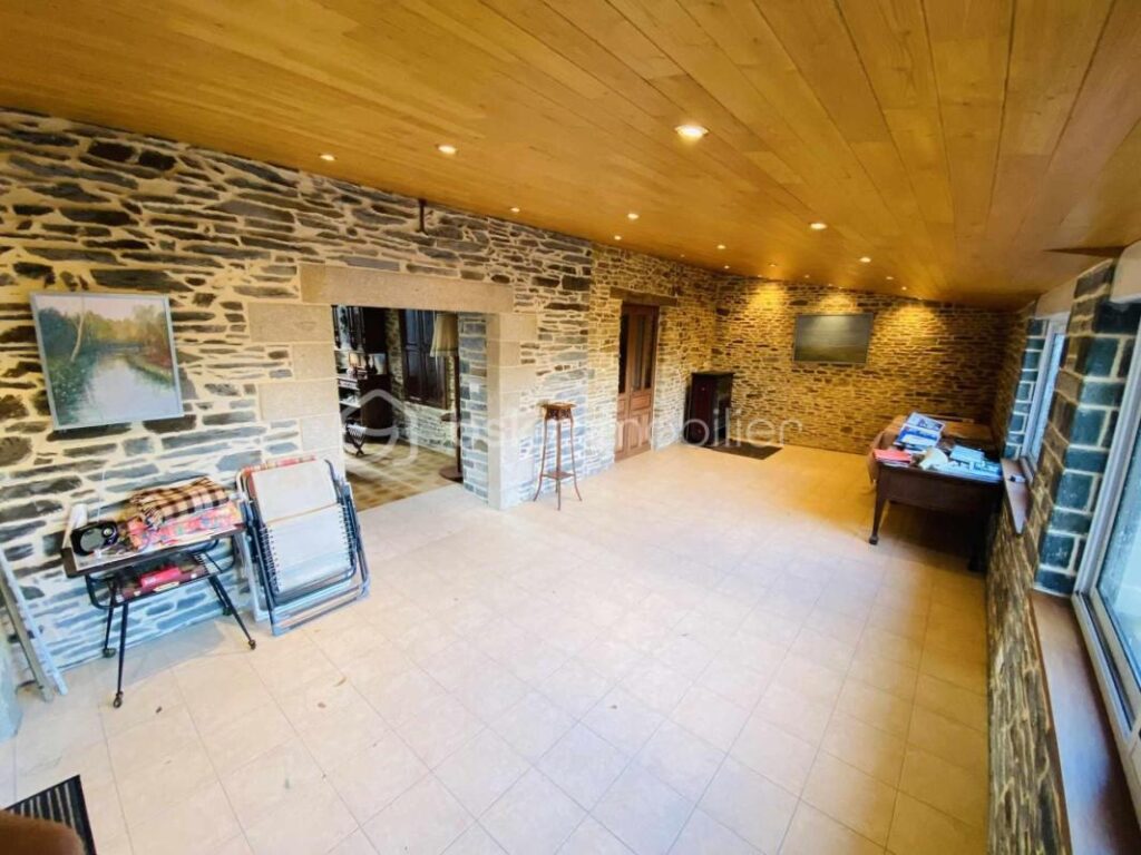 NOUVEAU : Maison en Pierre 167 M² Habitable ( Centre Bourg GUILLIERS) – 10 pièces – 4 chambres – 1638 m²